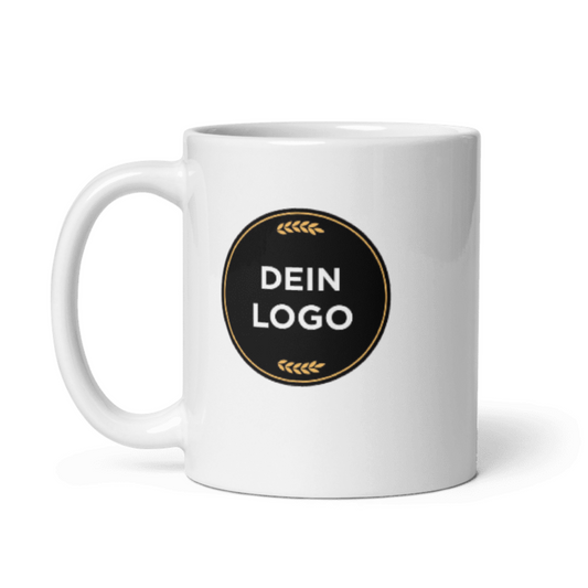 Weiße Tasse mit zentral platziertem Vereinslogo – Frontalansicht
