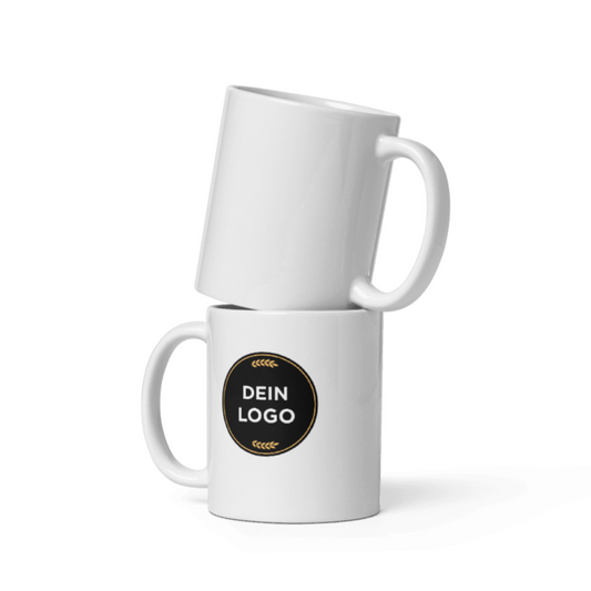 Zwei weiße Tassen übereinandergestapelt – mit Vereinslogo auf der unteren Tasse
