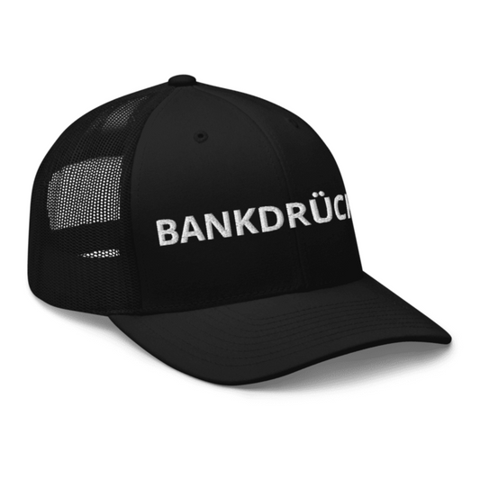 Trucker Cap in Schwarz mit „Bankdrücker“-Aufschrift – schräge Frontansicht
